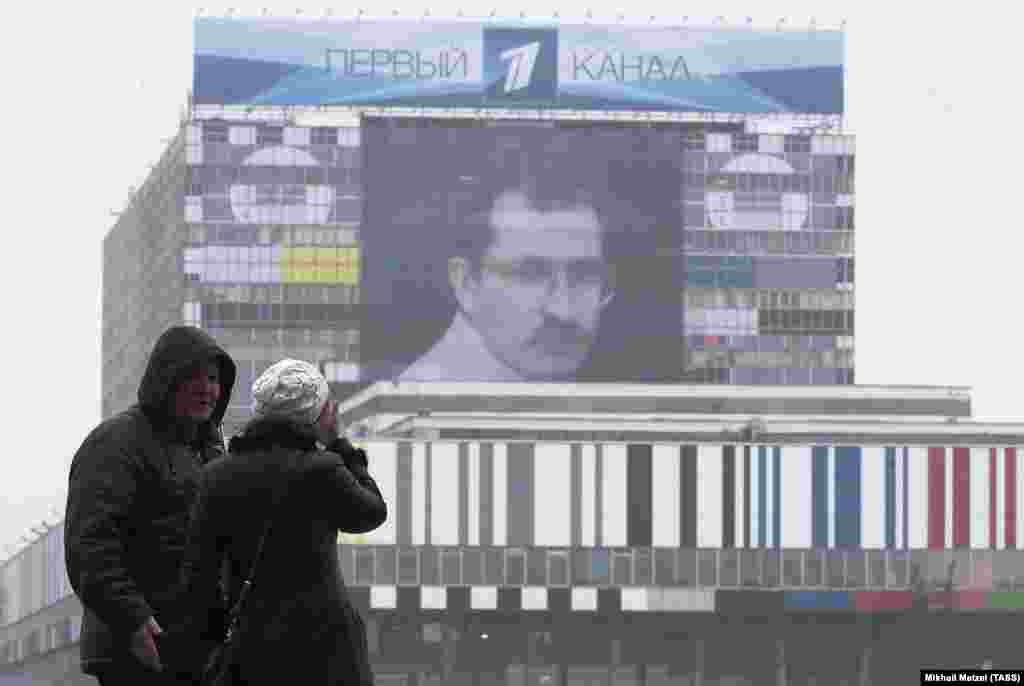 Портрет Владислава Листьева, вывешенный на здании телецентра "Останкино" в Москве в 20-ю годовщину его гибели 1 марта 2015 года. Фото: ТАСС