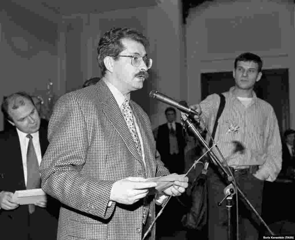 Владислав Листьев передает денежное вознаграждение семье погибшего корреспондента газеты "Красная Звезда" Владимира Житаренко, 12 января 1995 года. Фото: ТАСС