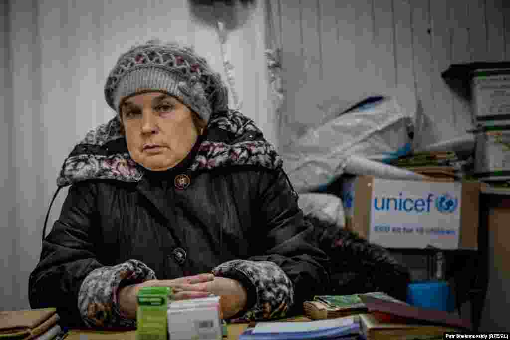 НВ уже писало о единственной медсестре в поселке Никишено, Светлане Марченко, которая во время боев между силами ВСУ и сепаратистами "ДНР" спасла часть медицинского оборудования и истории болезней своих пациентов. Все это хранится у нее дома и в специальном вагончике, который предоставила организация "Врачи без границ"