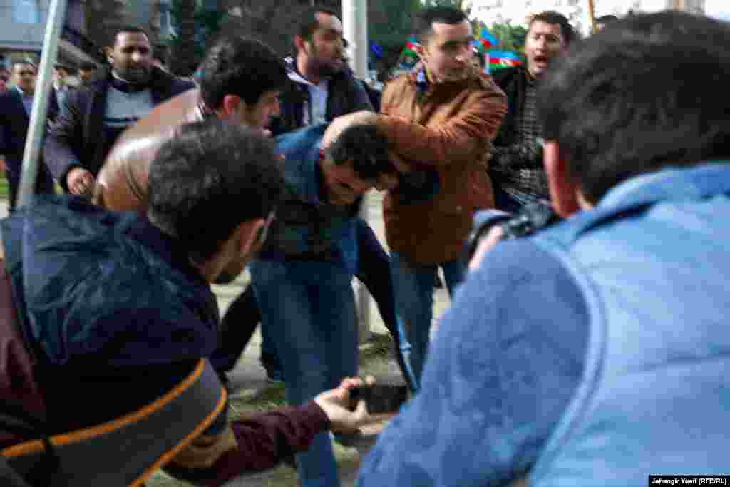 Mitinqdə terrorçu «İraq-Şam İslam Dövləti»nin bayrağı qaldırılıb. Mitinq iştirakçıları həmin şəxsi meydançadan uzaqlaşdırıb polisə təhvil veriblər.
